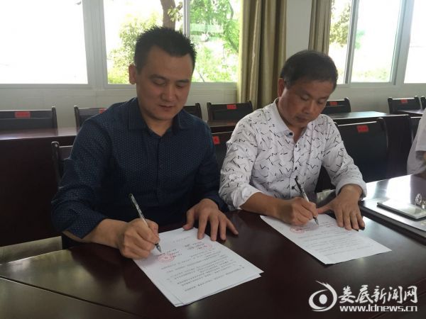 图二：朱华江院长（右一）与医疗器械供应商签订“廉洁协议书”