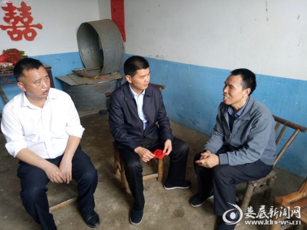 禹敏慰问龚爱华