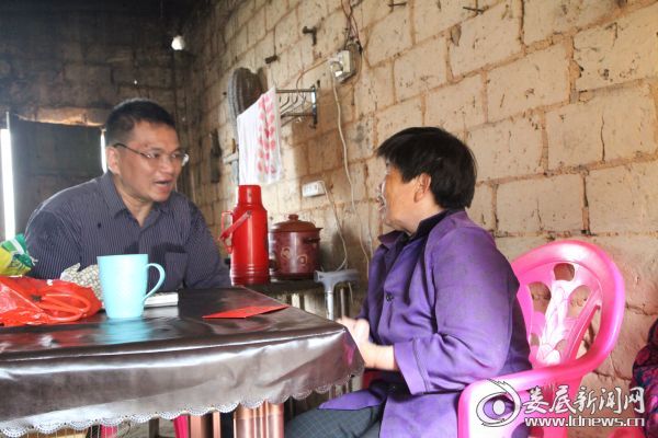 市政协副主席、院长肖扬在困难群众家中慰问