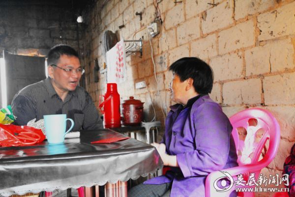 市政协副主席、院长肖扬在困难群众家中慰问