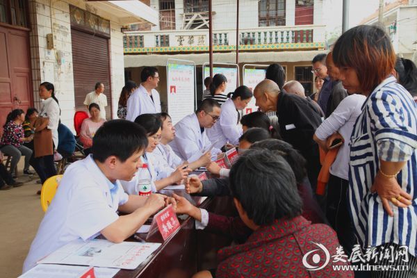 市中心医院专家为群众义诊，并免费发放药品。