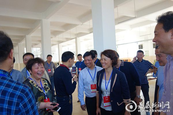 李劲柳（左二）、曾欣华（左五）在天鹏茶叶加工车间视察
