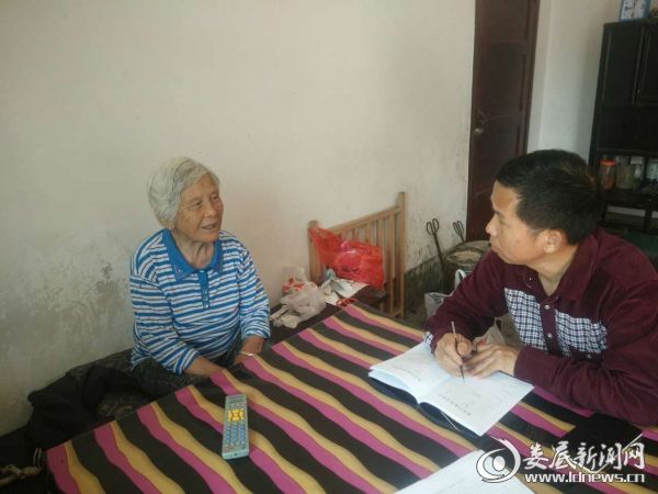 乡工会主席周国栋正在走访贫困户