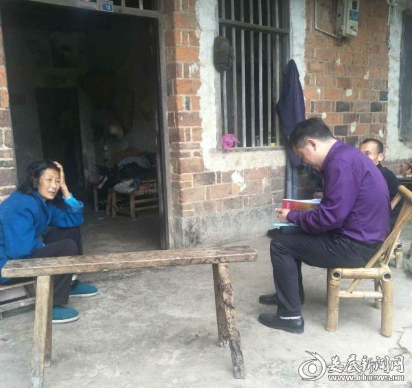 乡党委专职副书记李益昶正在走访贫困户