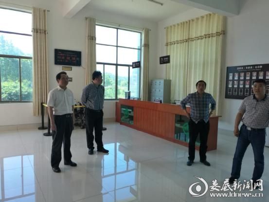 尚斌在梅山龙宫景区指导游客中心和旅游厕所建设 - 副本