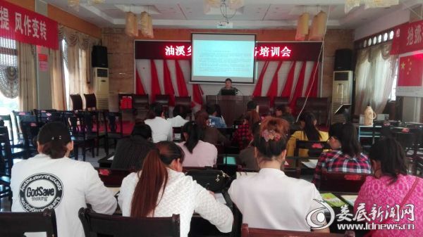 谢本国在培训会上作指导