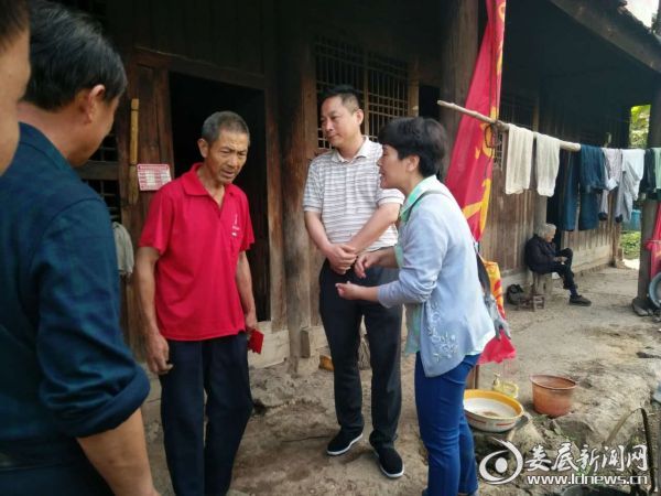 苏立（右二）在走访贫困户