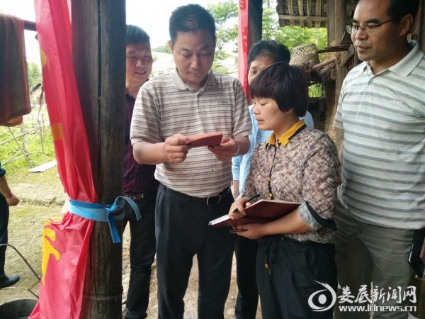 苏立（左二）在了解涉农资金发放情况