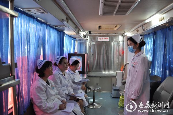 比赛后，评委对参赛护士进行点评