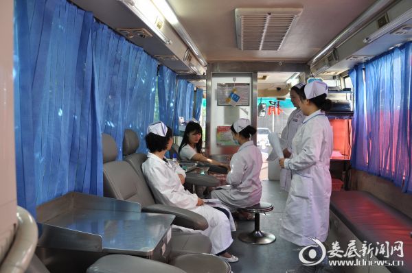 参赛护士正在进行操作