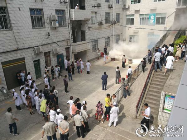 工作人员演练使用灭火器材灭火