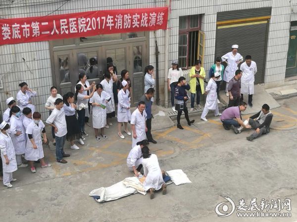 医务人员苦练现场转运、疏散、抢救伤员本领