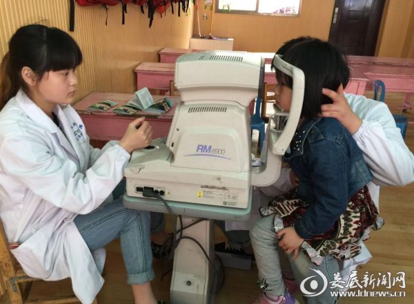 孩子们正在进行电脑验光检查