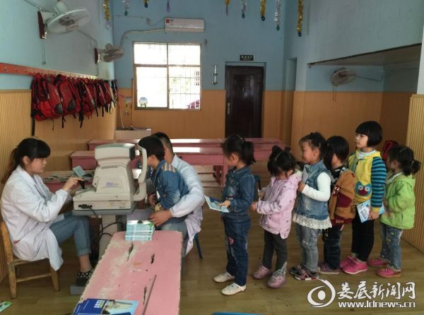 孩子们有序的等待检查