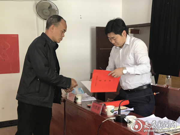 各村支部书记向镇党委书记刘群群