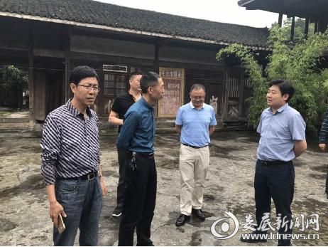 镇党委书记刘群群（右一）