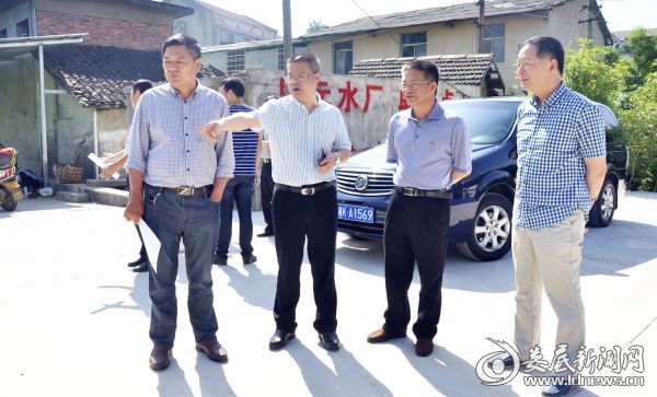 （市人大常委会副主任赵应良现场督察市自来水公司一水厂取水口）