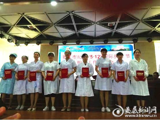 伍红丽领奖（右三）