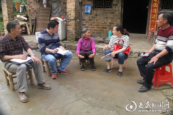 娄底市纪委机关干部在走访罗成香（左三）IMG_0196_副本