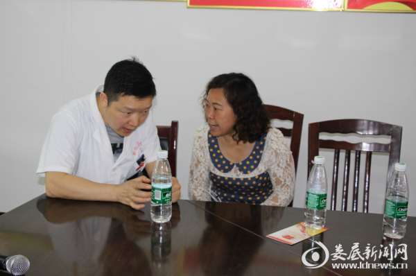 （中医院医生与咨询群众交谈）