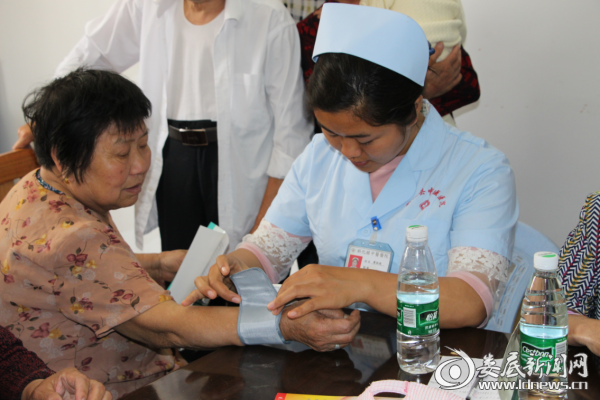 （为群众测量血压的中医院护士）