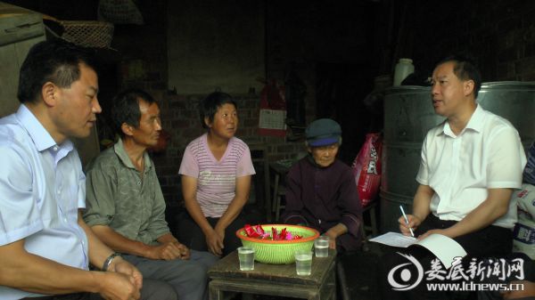 走访结对帮扶对象邹仕希家