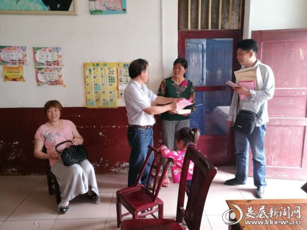 朱华江院长（左二）给村民提建议