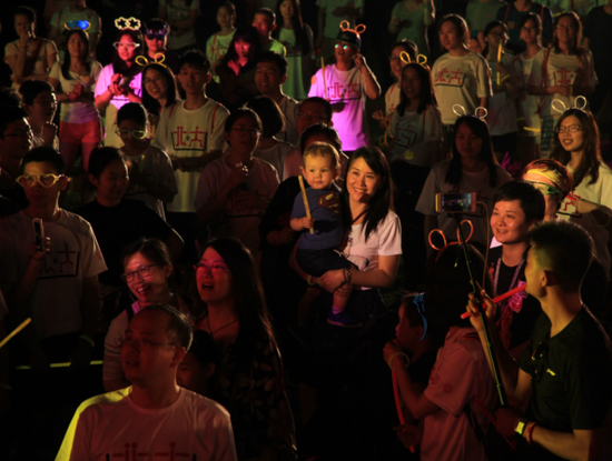 各种拉伸运动准备工作完成之后，学生老师们汇聚在站在起跑线，北大夜奔正式开始！