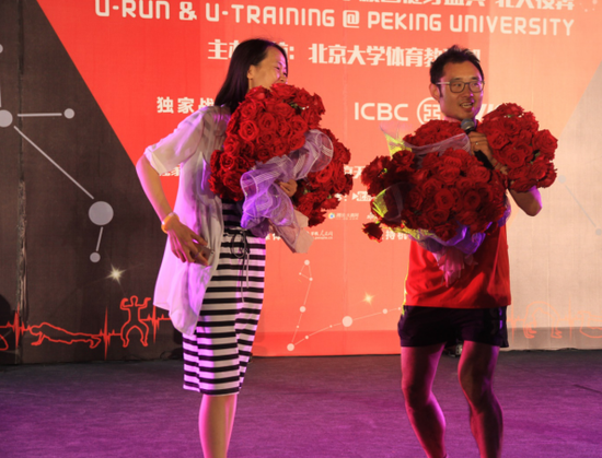 他们决定送给所有在场的有浪漫学子