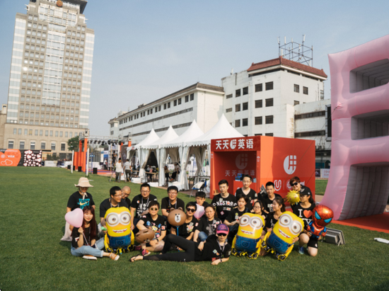 天天用英语的全球导师Daisy现场同步采访中