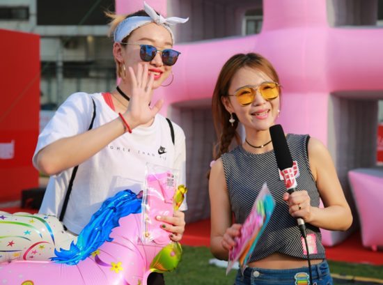 天天用英语工作台前人头攒动