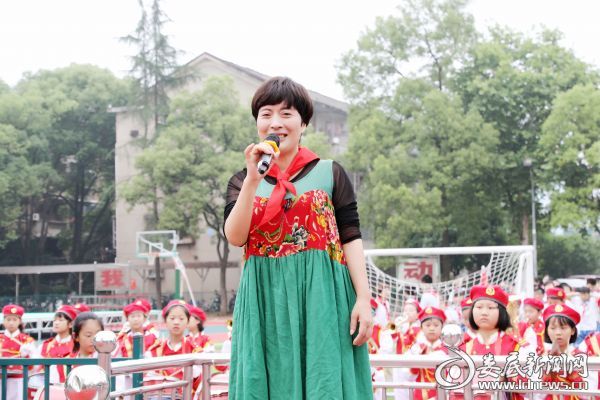 2、校长周莹致辞