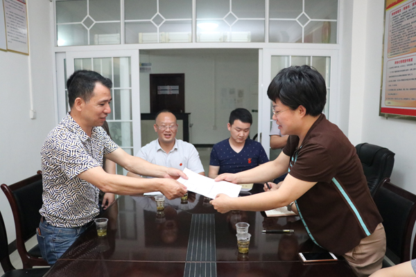 涟源市开展机关在职党员到社区报到服务群众活