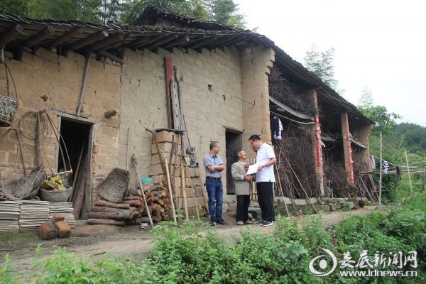 临走前，邓志洪再三拜托胡建方妹夫好好照顾胡建方一家
