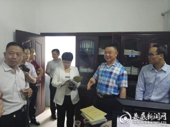 在新化县矛盾纠纷调处中心查阅业务资料