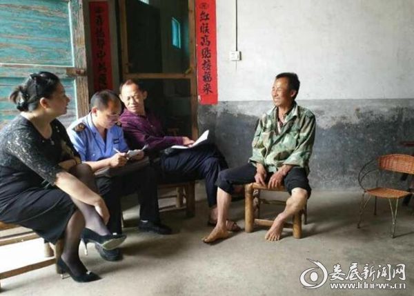 刘伟程走访贫困户