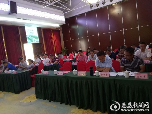 培训人员在认真学习