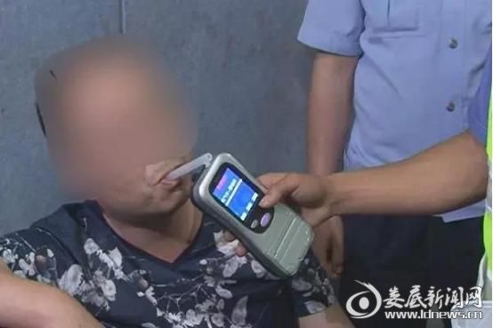 交警给违法行为人曾某进行酒精含量测试