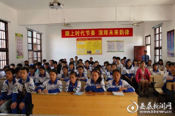 认真听课的孩子们