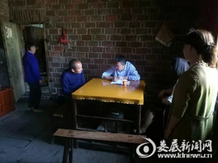 镇长龚国旺详细了解贫困户情况