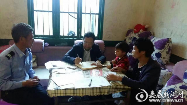 党委书记谭任来走访贫困户