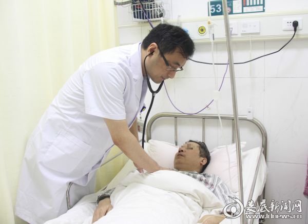 王裕勤博士认真为患者检查