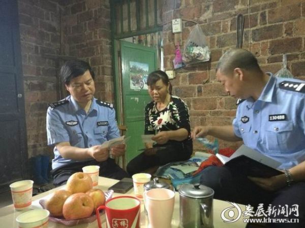调整大小 钢城公安分局局长政委再次深入天壶村开展精准扶贫2