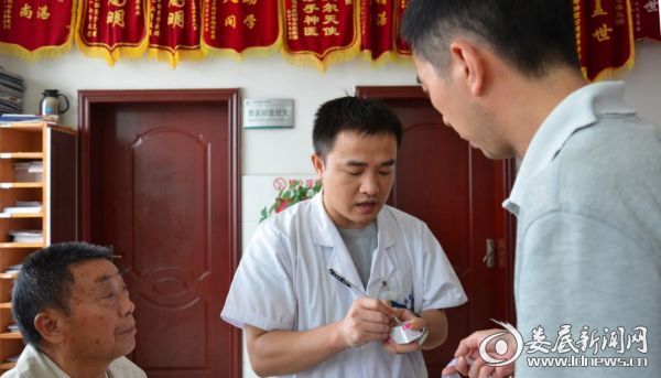 苏主任向随行家属详细说明用药情况