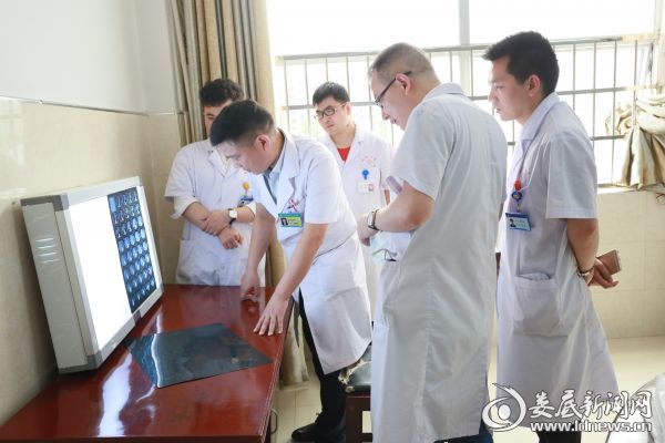 娄底市中心医院援助专家和麻阳县人民医院肝胆外科医生一起讨论疑难病例