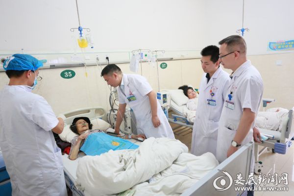 娄底市中心医院肝胆外科专家李新民（左二）在麻阳人民医院开展教学查房