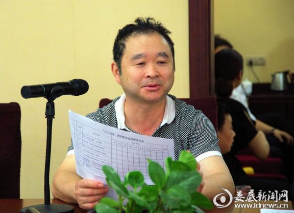 市发改委副主任、市发展研究中心主任贺雄主持比赛