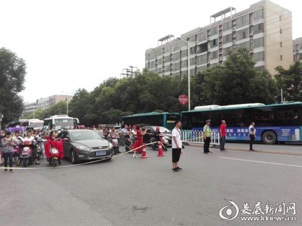 娄底二中校门口主干道交警指挥交通车辆