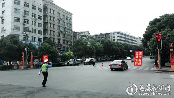 娄底一大桥处交警设置告示牌，分流车辆