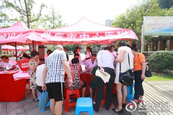 娄底市中心医院专家义诊活动现场